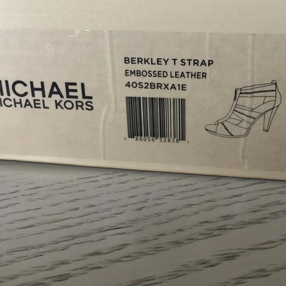 🫶🏻 Michael KORS 7.5 Berkley T Strap Embossed Leather Shoes - Picture 8 of 8